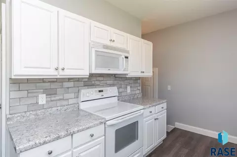 2811 W Mcclellan St, Sioux Falls, SD 57104 photo 10