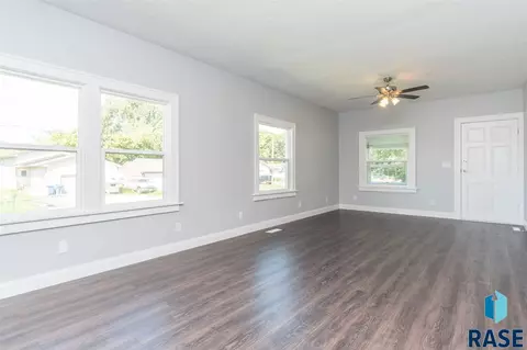 2811 W Mcclellan St, Sioux Falls, SD 57104 photo 3