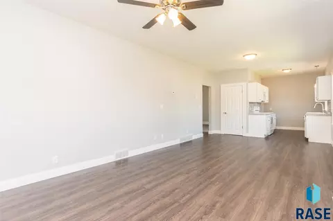 2811 W Mcclellan St, Sioux Falls, SD 57104 photo 4
