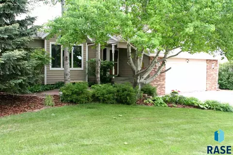 604 Fairway Dr, Dell Rapids, SD 57022 photo 1