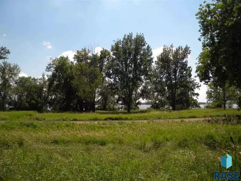 6083 Point Dr, Madison, SD 57042 photo 20