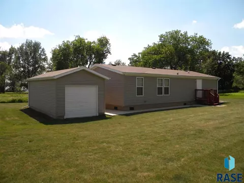 6083 Point Dr, Madison, SD 57042 photo 1