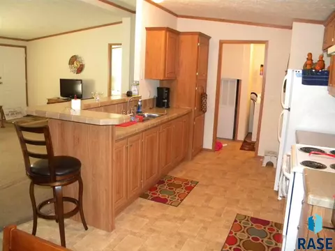 6083 Point Dr, Madison, SD 57042 photo 9