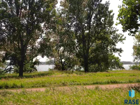 6083 Point Dr, Madison, SD 57042 photo 21