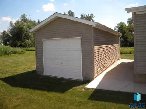 6083 Point Dr, Madison, SD 57042 photo 6