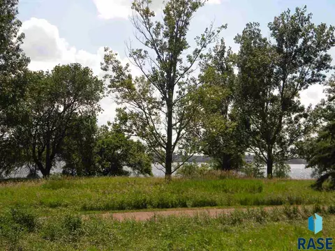 6083 Point Dr, Madison, SD 57042 photo 22