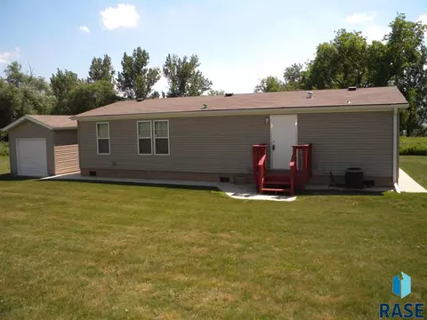 6083 Point Dr, Madison, SD 57042 photo 2