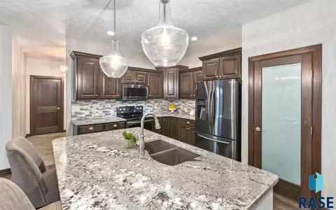 2219 E Stone Pointe Cir, Sioux Falls, SD 57108 photo 4