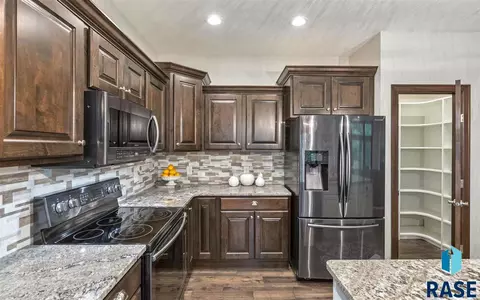 2219 E Stone Pointe Cir, Sioux Falls, SD 57108 photo 8