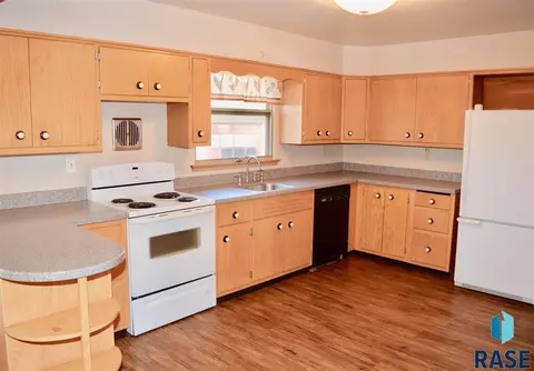 206 E 8th St, Dell Rapids, SD 57022 photo 3