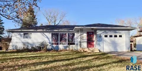 206 E 8th St, Dell Rapids, SD 57022 photo 1