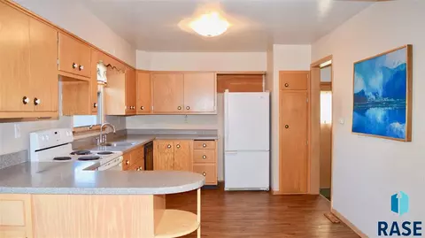 206 E 8th St, Dell Rapids, SD 57022 photo 2