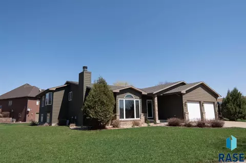 1010 NE 8th St, Madison, SD 57042 photo 2