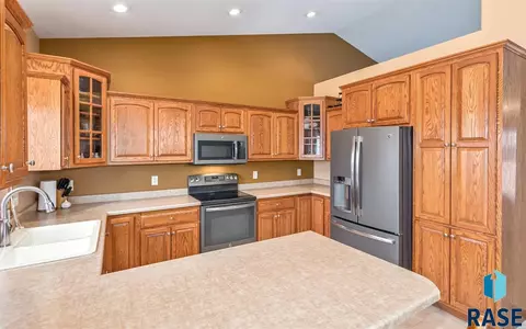 2009 E Briar Den Ct, Sioux Falls, SD 57108 photo 8