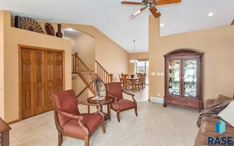 2009 E Briar Den Ct, Sioux Falls, SD 57108 photo 4