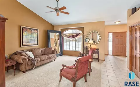 2009 E Briar Den Ct, Sioux Falls, SD 57108 photo 3