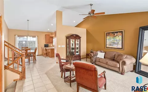2009 E Briar Den Ct, Sioux Falls, SD 57108 photo 2