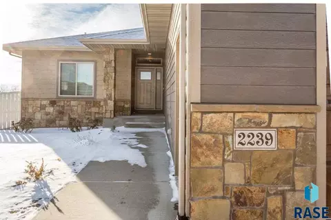 2239 E Stone Pointe Cir, Sioux Falls, SD 57108 photo 2