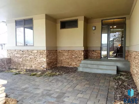 200 E Pinehurst Dr, Sioux Falls, SD 57108 photo 2