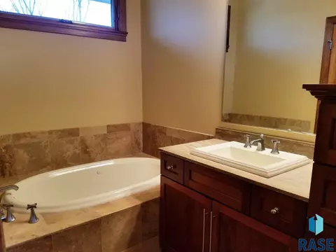 200 E Pinehurst Dr, Sioux Falls, SD 57108 photo 13