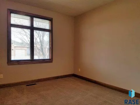 200 E Pinehurst Dr, Sioux Falls, SD 57108 photo 12