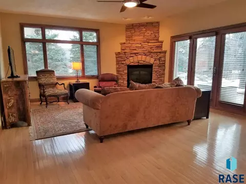 200 E Pinehurst Dr, Sioux Falls, SD 57108 photo 3