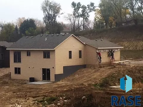 1712 E Tracy Ln, Sioux Falls, SD 57103 photo 2