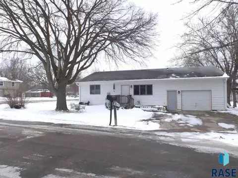 2100 E 30th St N, Sioux Falls, SD 57104 photo 1