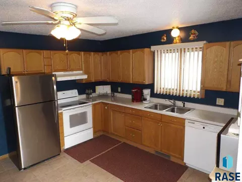 2100 E 30th St N, Sioux Falls, SD 57104 photo 2