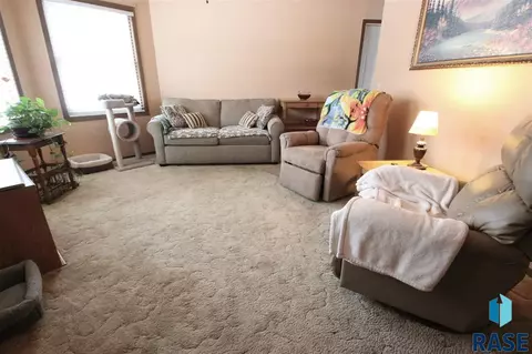 1811 E 14th St, Sioux Falls, SD 57103 photo 3