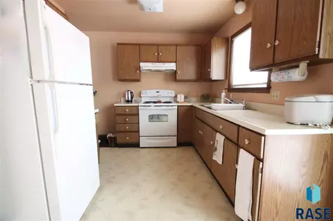 1811 E 14th St, Sioux Falls, SD 57103 photo 4