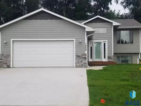 1809 E Tracy Ln, Sioux Falls, SD 57103 photo 1