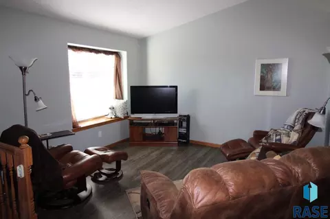 220 Carroll St, Canton, SD 57013 photo 2