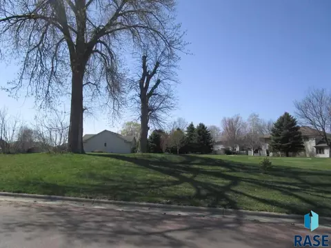 505 N Riverwood Cir, Brandon, SD 57005 photo 4