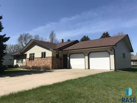 721 S West Wynken Dr, Freeman, SD 57029 photo 1