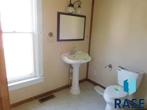 517 N Duff St, Mitchell, SD 57301 photo 9