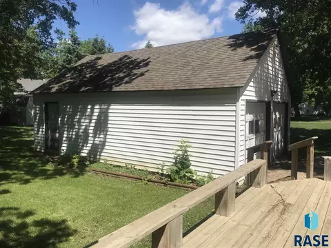 721 S Dewald St, Freeman, SD 57029 photo 4