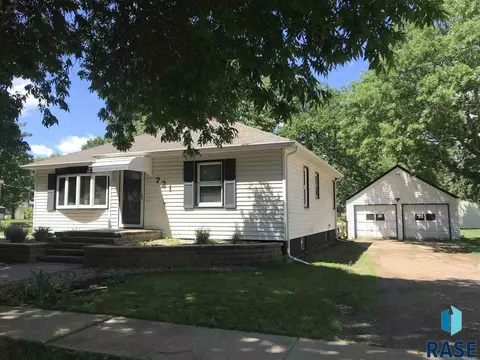 721 S Dewald St, Freeman, SD 57029 photo 2