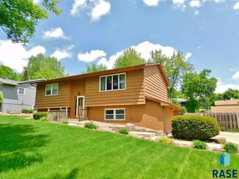 4516 S Glenview Rd, Sioux Falls, SD 57103 photo 1