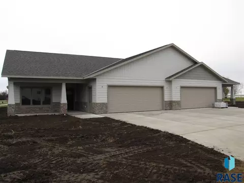 304 E 6th St, Hills, MN 56138 photo 5