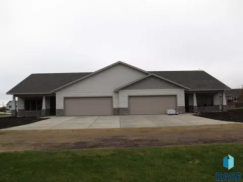 304 E 6th St, Hills, MN 56138 photo 4