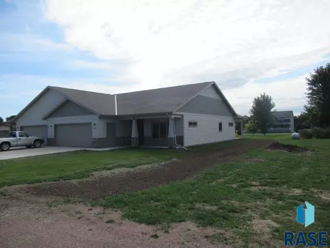 304 E 6th St, Hills, MN 56138 photo 1