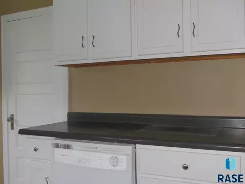 204 E 3rd St, Dell Rapids, SD 57022 photo 5