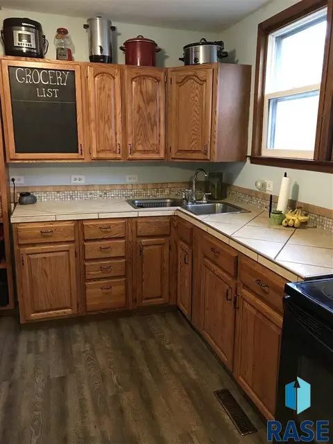 121 S Blanche Ave, Madison, SD 57042 photo 10