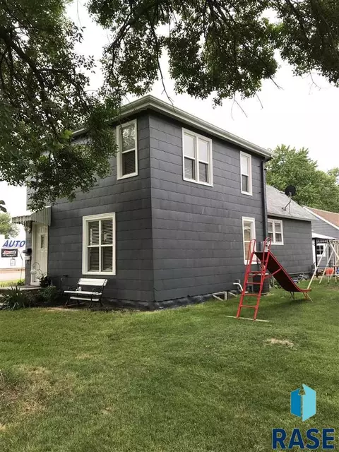 121 S Blanche Ave, Madison, SD 57042 photo 3