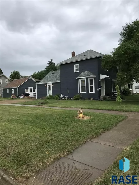 121 S Blanche Ave, Madison, SD 57042 photo 2