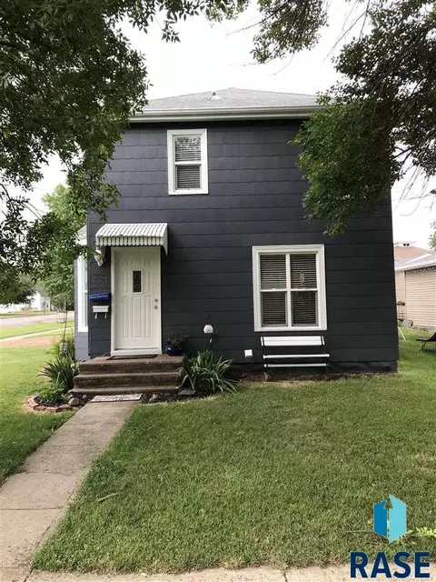 121 S Blanche Ave, Madison, SD 57042 photo 1