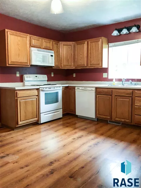 404 E 7th St, Dell Rapids, SD 57022 photo 3
