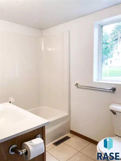 404 E 7th St, Dell Rapids, SD 57022 photo 8