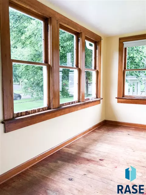 404 E 7th St, Dell Rapids, SD 57022 photo 2